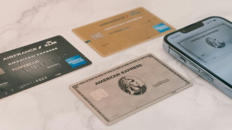 Flying Blue American Express-kaarten naast een gewone Amex Platinum en een telefoon