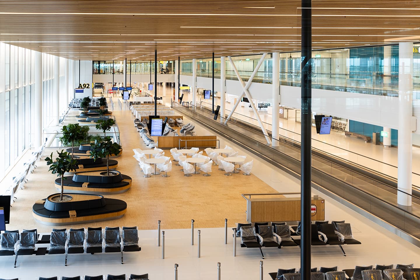 Schiphol A-pier richting opening in 2027: zonnepanelen geplaatst, interieur krijgt vorm