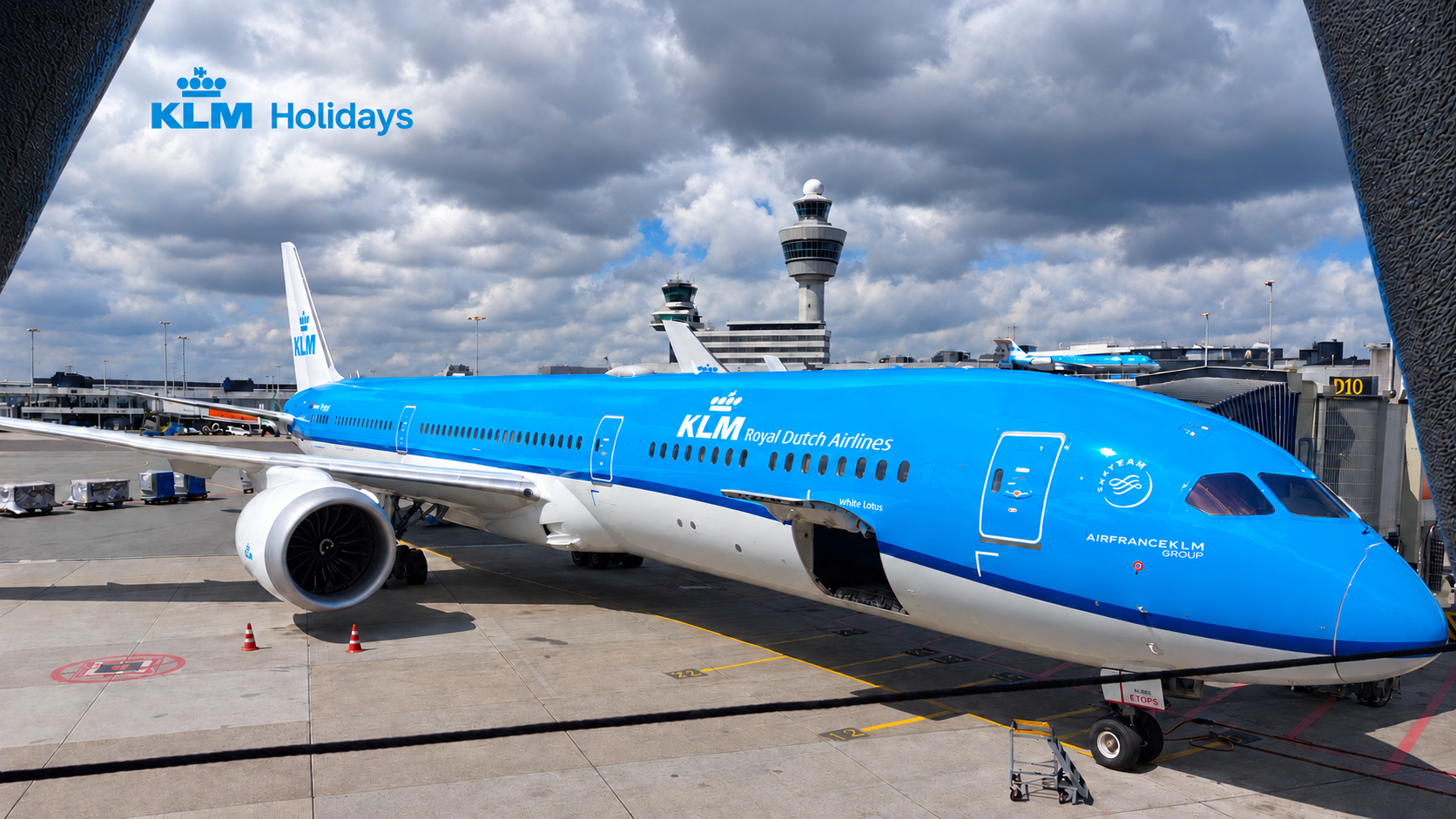 KLM Boeing 787 bij Schiphol met het KLM Holidays-logo op natuurlijke wolken