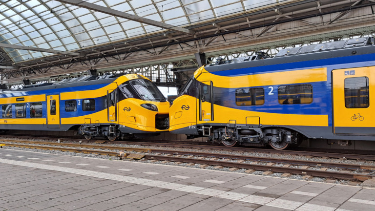 NS ICNG-treinen op Amsterdam Centraal, die volgens NS niet door de staking worden getroffen
