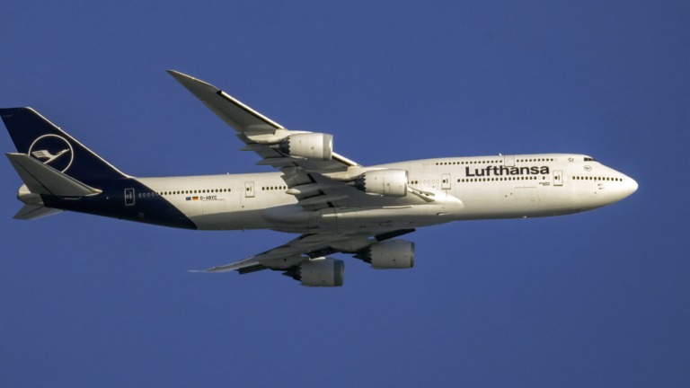 Lufthansa Boeing 747-8 D-ABYC approaching the runway
