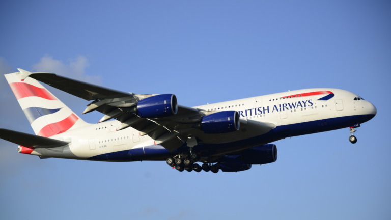 British Airways Airbus A380 G-XLEE tijdens de nadering van Heathrow