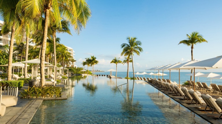 Zwembad met uitzicht op zee bij Waldorf Astoria Riviera Maya, officieel Hilton-persbeeld