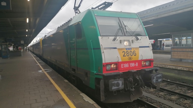 EuroCity-trein met TRAXX-locomotief op Brussel-Zuid in België, archieffoto uit december 2024