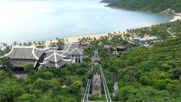 InterContinental Danang Sun Peninsula Resort aan een baai in Vietnam; archiefillustratie van IHG.