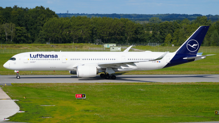 Lufthansa Airbus A350-900 D-AIXP op Hannover Airport, archiefbeeld september 2024