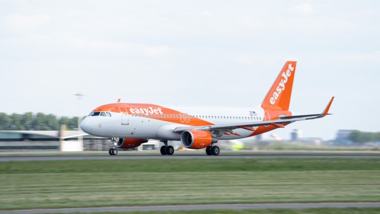 Airbus A320 van easyJet bij vertrek vanaf Schiphol.