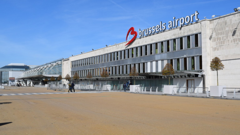 Buitenzijde van Brussels Airport met de naam en het rode luchthavenlogo op de gevel