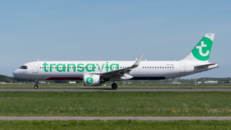 Transavia Airbus A321neo PH-YHC in zonlicht op Schiphol