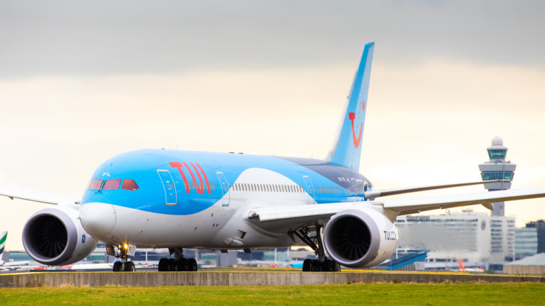 TUI fly Nederland Boeing 787-8 bij Schiphol