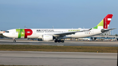 TAP Air Portugal Airbus A330-900neo CS-TUA op de luchthaven van Miami, met leesbaar TAP-logo en Air Portugal op de romp.