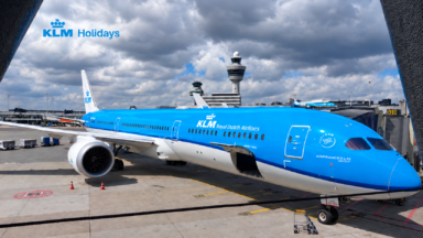 KLM Boeing 787 bij Schiphol met het KLM Holidays-logo op natuurlijke wolken