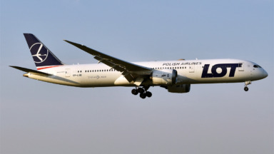 LOT Boeing 787-9 Dreamliner SP-LSB met uitgeklapt landingsgestel, archieffoto uit 2024