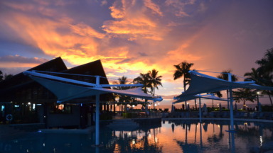 Zonsondergang boven zwembad en Blu Restaurant bij Radisson Blu Resort Fiji op Denarau Island