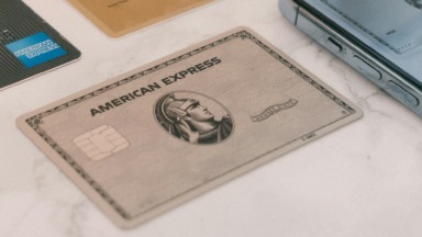 American Express Platinum op een lichte ondergrond