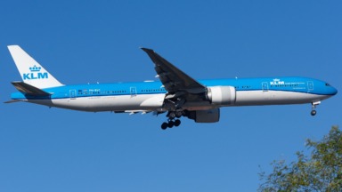 KLM Boeing 777-300ER PH-BVC tijdens de landing; illustratief archiefbeeld