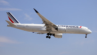Air France Airbus A350-900 met uitgeklapt landingsgestel, archieffoto