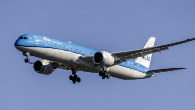 KLM Boeing 787-10 PH-BKK tijdens de landing bij Washington Dulles; archieffoto uit 2024