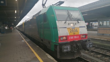 EuroCity-trein met TRAXX-locomotief op Brussel-Zuid in België, archieffoto uit december 2024