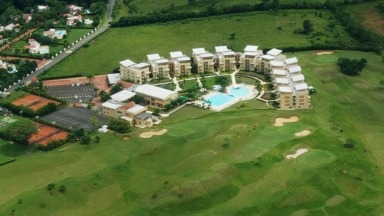 Wyndham Garden Villavicencio met zwembad en golfbaan in Colombia; archieffoto uit 2015