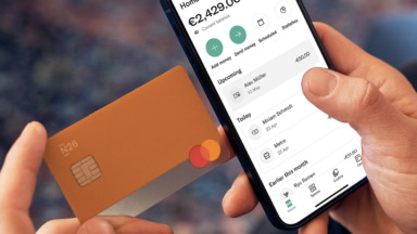 N26-app op een smartphone naast een N26-betaalkaart, illustratief persbeeld