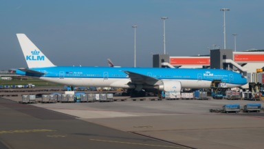 KLM Boeing 777-300ER PH-BVN aan de gate op Schiphol; archieffoto van 29 september 2026